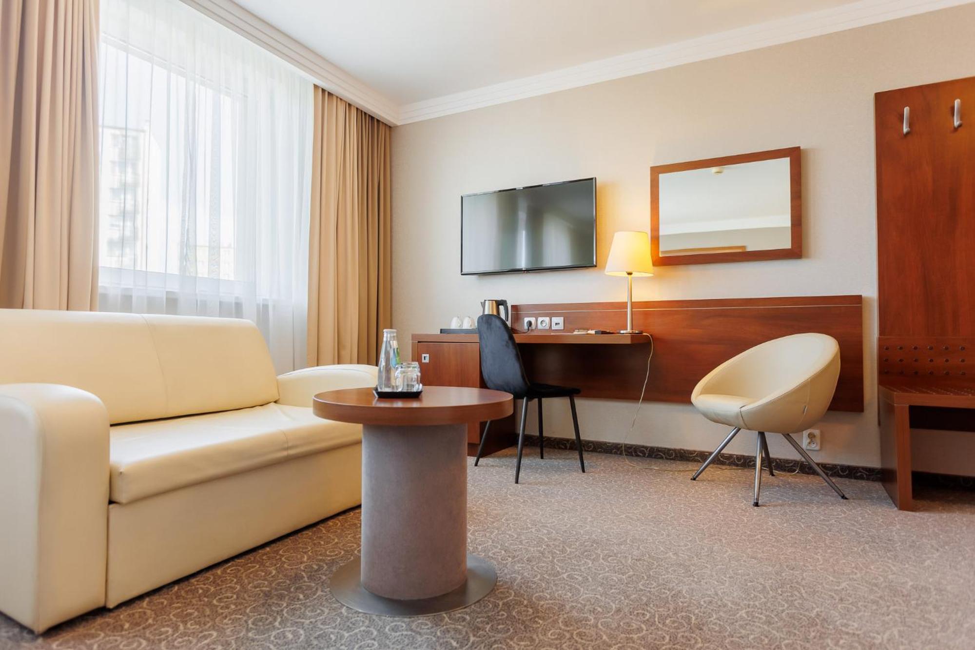 Hotel Tarnovia Tarnów Esterno foto